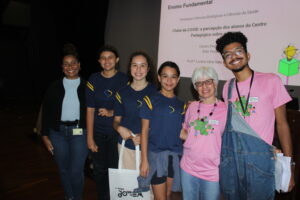 Equipe do Cento Pedagógico e da organização do evento durante a cerimônia de premiação de trabalhos na edição de 2022 | Foto: Comunicação Proex UFMG