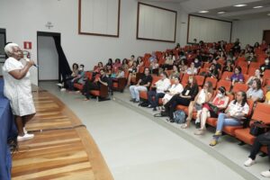 Teresa dos Santos, 'a mãe dos presos', em aula inaugural da Escola de Verão da AUGM e UFMG Foto: Foca Lisboa | UFMG