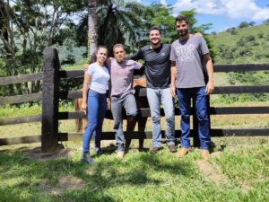 Estudantes extensionistas do Programa de Apoio ao Desenvolvimento Sustentável da Pecuária Bovina de Itabira, uma das cinco atividades que se apresentarão no seminário da Jornada | Foto: Programa Mais Carne e Leite