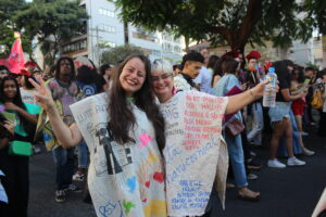 Professora Débora (direita) e alunos no Desfile do Dia Nacional da Luta Antimanicomial | Foto: Comunicação Proex