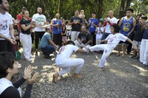 Roda de capoeira e educação antirracista movimentou grupos de jovens nas imediações da Escola de Belas Artes / Foto: Raphaella Dias | UFMG