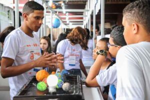 Estudante apresenta projeto na 19ª UFMG Jovem, em 2018 | Júlia Duarte | UFMG