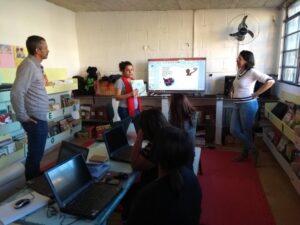 Projeto ‘Nepced na Escola’, da FaE/UFMG, que promove visitas a escolas de BH e região metropolitana, foi uma das atividades contempladas| Foto: Nepced na Escola