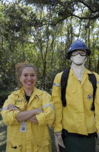 A brigadista Maíz d’Assumpção e o boneco Bob / Foto: Raphaella Dias UFMG