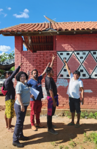 A professora Vanessa Tomaz e indígenas Maxakali mostram o Starlink instalado na aldeia Foto: Arquivo pessoal