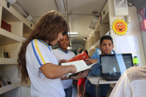 Carro-biblioteca atende três comunidades na RMBH Lucas Senra / UFMG