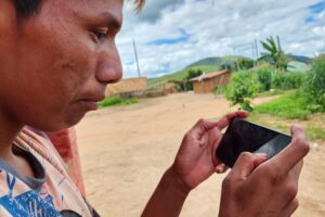 Indígena Maxakali usa internet no celular na aldeia Água Boa Foto: Arquivo pessoal