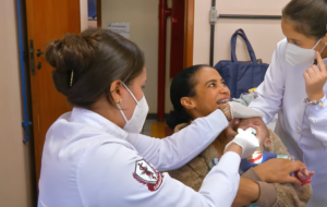 O Projeto NAM é uma iniciativa extensionista da Faculdade de Odontologia que atende gratuitamente bebês nascidos com fissuras de lábio e palato / Foto: TV UFMG