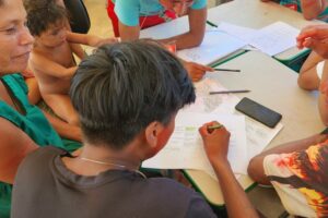 Indígenas de Maxakali testam a conexão via Starlink para estudo e confecção de mapas Foto: Arquivo pessoal