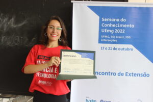 Luana Margarida, estudante do curso de Ciências Biológicas, mostrou sua experiência no Viveiros de mudas do MHNJB, ano passado | Foto: Eduardo Maia/Proex UFMG