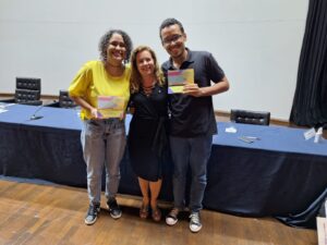 Os acadêmicos Vitoria Emanuelly Souza Santos e Samuel Ribeiro de Queiroz com a reitora da UFMG, Sandra Regina Goulart Almeida - Foto Acervo pessoal