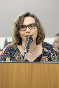 Professora Aline Lopes discursando na ALMG / Foto: Sarah Torres ALMG