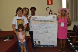 Cursistas Sara, Maysa, Tânia e Maria Cristina com o cartaz que produziram durante o trabalho em grupo contendo propostas para elaboração do Plano Diretor de Belo Horizonte durante o 7º encontro do curso em 2023 / Foto: Clarissa Veloso