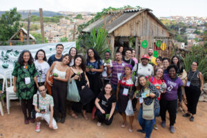 Cursistas na horta da Alexandra, onde foi realizada uma oficina, durante visita à Ocupação Paulo Freire, no Barreiro, no terceiro encontro realizado em setembro de 2023 com a temática: Segurança alimentar / Foto: Bárbara Moreira de Andrade 