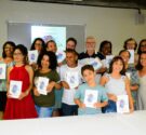 Autores, professores, alunos e familiares no evento de lançamento da obra | Foto: CP/UFMG 