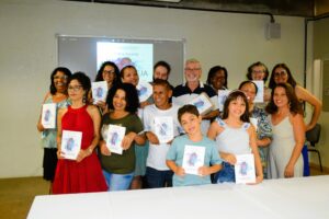 Autores, professores, alunos e familiares no evento de lançamento da obra | Foto: CP/UFMG 