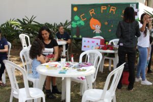 Oficina realizada com crianças no 3º Domingo no Campus. (Foto: Ana Cláudia Mendes/UFMG)