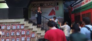 Professora Maria Guiomar no ato Ditadura Nunca Mais em em frente à sede do antigo Dops |Foto: Thiago Furbino Elias/UDH Proex