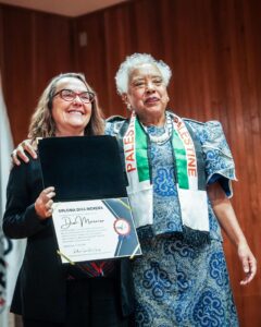 Na cerimônia, a ativista Diva Moreira (à direita) recebeu a homenagem da professora Maria Guiomar Frota Foto Luiz Rocha   