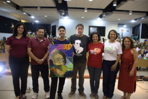 Homenagem ao escritor Fernando Sabino, recebida pelo filho Bernardo (na imagem, o de camiseta preta) | Foto: Eduardo Maia/Proex UFMG