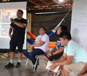Oficina com jovens indígenas em missão da UFMG, em Boa Vista (RR), na terra indígena | Foto: Hutukara Associação Yanomami