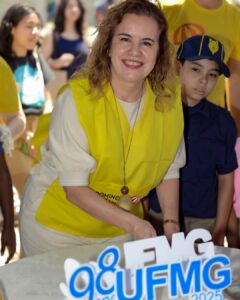 Reitora cortou o bolo de 98 anos da UFMG | Foto: Jebs Lima | UFMG