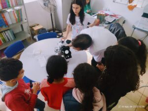 Crianças desvendaram o mundo invisível dos organismos do parque | Foto: Projeto Tem Bicho no Parque?