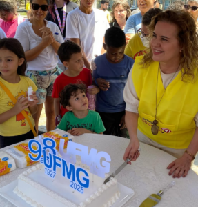 Reitora da UFMG corta o bolo de 98 anos da UFMG Foto: Jebs Lima | UFMG