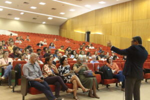 Palestra do professor Helder Eterno (UFU): dimensão pedagógica da extensão | Foto: Ana Clara Bohnenberger