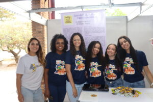 Maria Eduarda Leite (a terceira, da esquerda para direita) representou seu colégio com colegas e professoras | Foto: Eduardo Maia/Proex