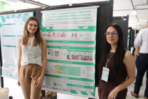 Andressa (à esquerda) e Giovana, estudantes da Unicamp: educação alimentar e nutricional | Foto: Eduardo Maia/Proex UFMG