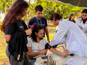 Equipe do projeto Tenda da Saúde recebe pessoas interessadas em orientações sobre doenças e fatores de risco Foto: Jebs Lima | UFMG Equipe do projeto Tenda da Saúde recebe pessoas interessadas em orientações sobre doenças e fatores de risco Foto: Jebs Lima | UFMG