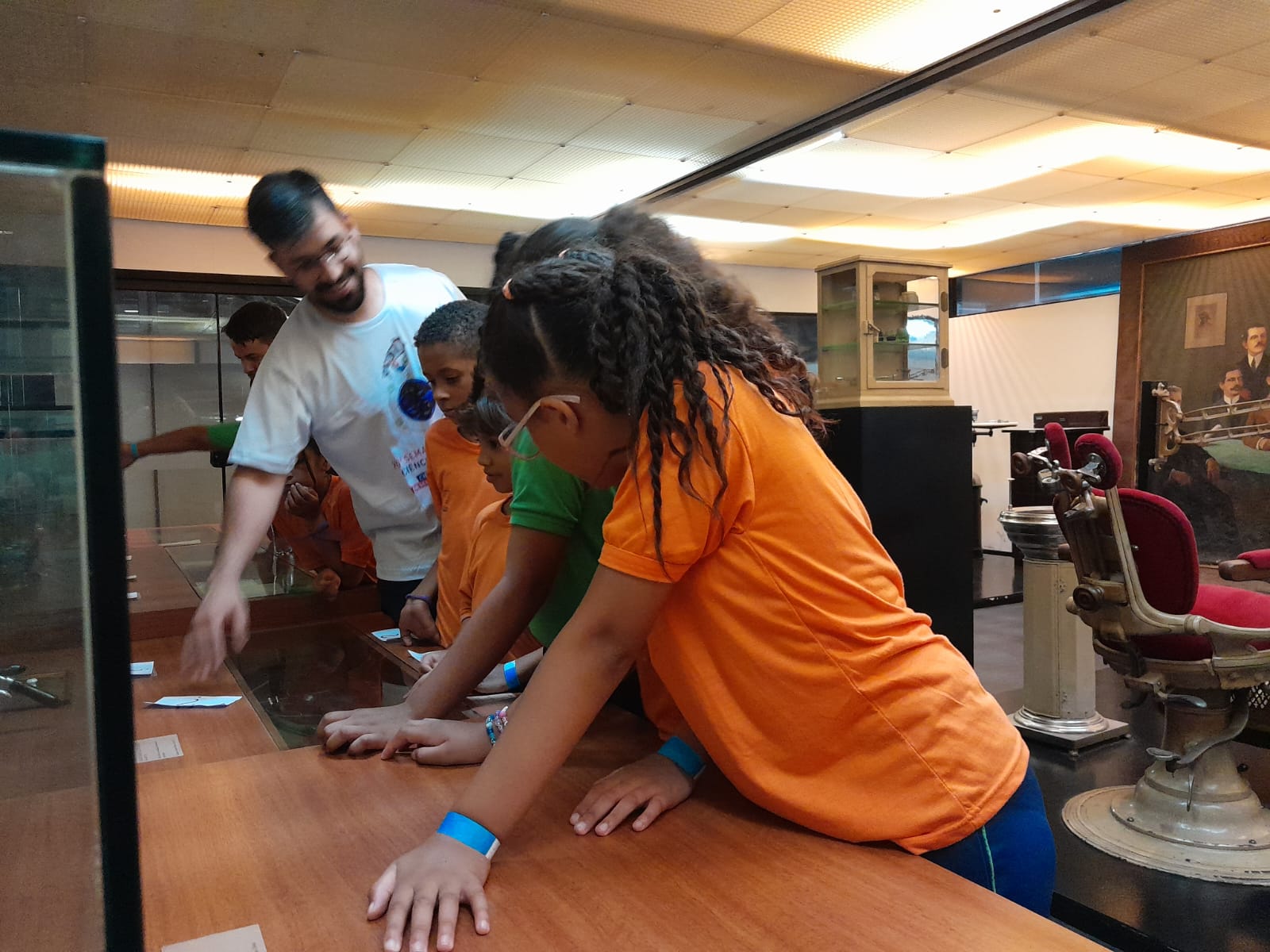 20ª Semana Nacional de Ciência e Tecnologia: Escola Municipal Anne Frank (Contagem) visita o Centro de Memória da Odontologia