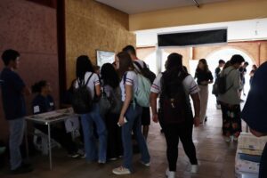 Estande do projeto “Tem Ciência no Museu?” realiza atividades na Mostra Sua UFMG
