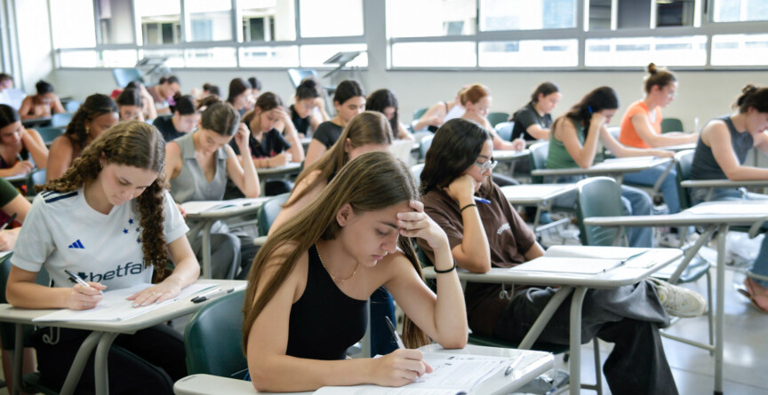 alunos fazem prova em sala de aula